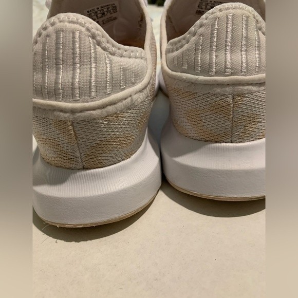adidas Swift Run X Halo Ivory / White leopard Womens Tennis Shoes size 6 1/2. - Picture 10 of 10